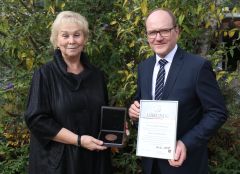 (c)Foto German Genetic: Frau Dr. Beate Schumann wird von Präsident Hans-Benno Wichert mit der Johann Zink-Medaille ausgezeichnet