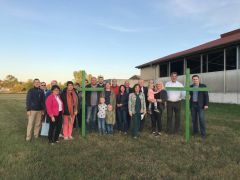 Foto (c) Büro Mortler: Marlene Mortler MdEP sowie zahlreiche Kollegen aus dem CSU-Bezirksvorstand Mittelfranken zeigen sich solidarisch mit Familie Schlötterer und der Aktion „Grüne Kreuze“