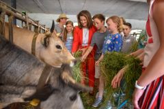 Landwirtschaftsministerin Michaela Kaniber mit Schulklasse auf einem by. Erlebnis-Bauernhof Landwirtschaftsministerin Michaela Kaniber mit Schulklasse auf einem by. Erlebnis-Bauernhof