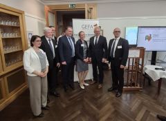 Von Links Avril Gommard (franz. Botschaft), Hartmut Kretschmer (DMK), Jan Bernd Stärk (Westfleisch SCE), Steffen Reiter (VDF), Dr. Janine Pelikan (Thünen Institut), Alois Rainer (BMLEH), Holger Hübner (GEFA) Von Links Avril Gommard (franz. Botschaft), Hartmut Kretschmer (DMK), Jan Bernd Stärk (Westfleisch SCE), Steffen Reiter (VDF), Dr. Janine Pelikan (Thünen Institut), Alois Rainer (BMLEH), Holger Hübner (GEFA)