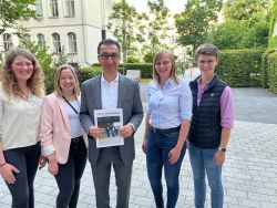 BU: Die Vertreterinnen des VdJ und VdFJ beim jugnedpolitischem Forum in Berlin vrnl Fenna Gödecker, Katja Kase, Cem Özdemir, Sandra Hartenstein, Laura Katzke
