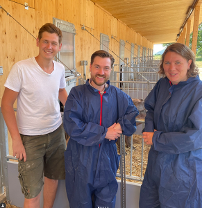 Ceres Award 2025: Gewinner der Kategorie Schwein Michael Skuk, Dr. Haiko Hofmann (BRS), Stephanie Nuphaus (Topigs); Bildquelle: agrarheute