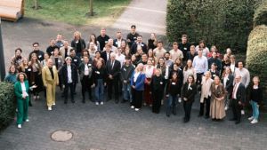 Teilnehmer des 3. Jugendpolitischen Forums in Berlin mit Minister Alois Rainer (Bildquelle BMLEH )