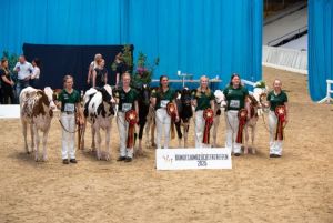 Sieger des Vorführwettbewerbs beim Bundesjungzüchtertreffen 2025 In Verden Vlnr.: Laura Köster, Laura Busse, Amke Ippen, Femke Tammen, Lotta Kastens, Jurina Bohlen (Bildquelle Dorothee Warder BRS)
